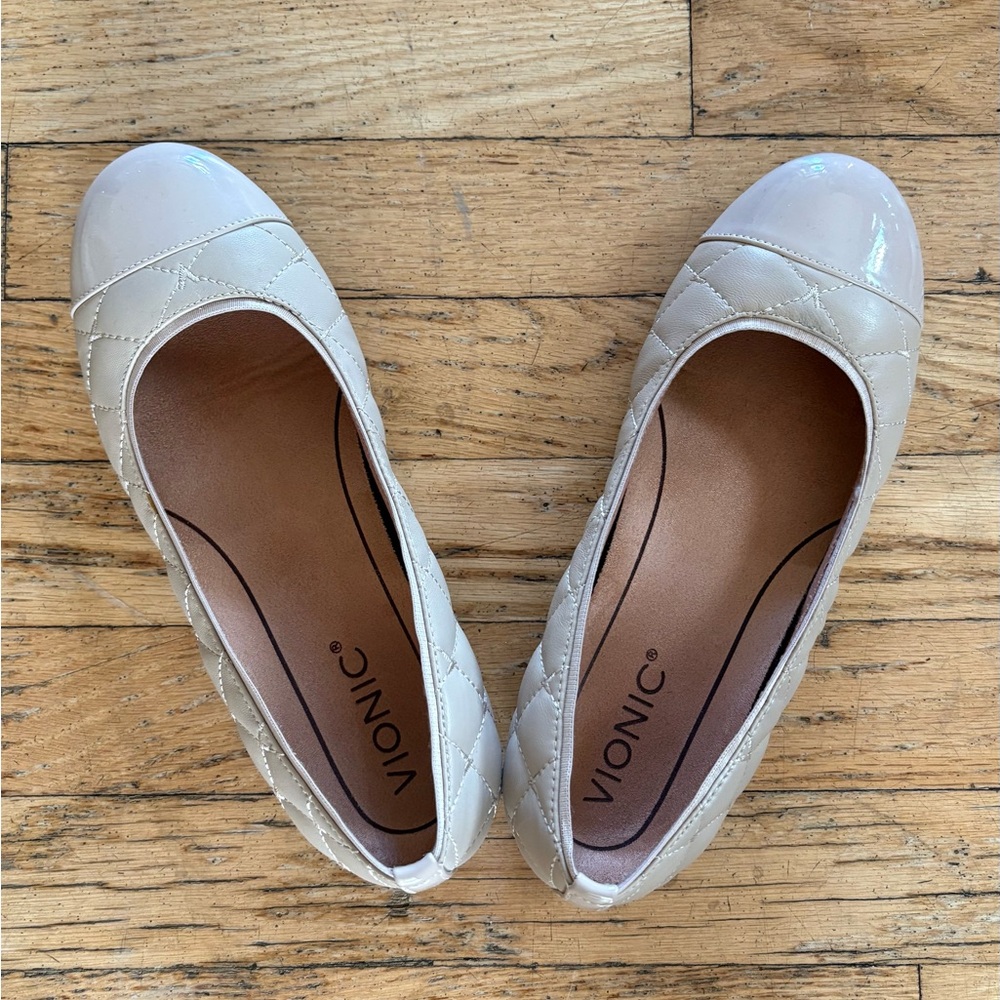 Vionic Quilted Cream Patent-Toe Ballet Flats